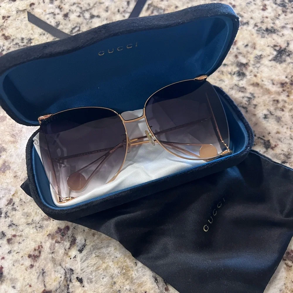 Gucci Women's Sunglasses with Gold Frame and Black Lenses - Picture 3 of 4